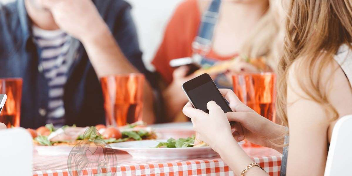 مخاطر استخدام الهاتف أثناء تناول الطعام