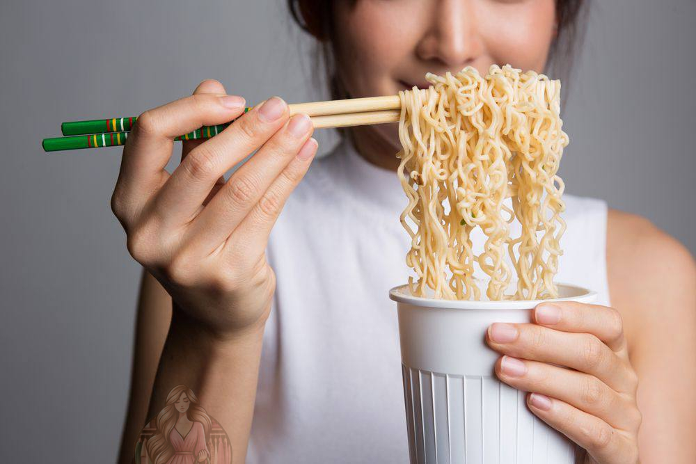 تحذيرات صحية من النودلز الفوري.. وجبة سريعة قد تدمّر صحتك